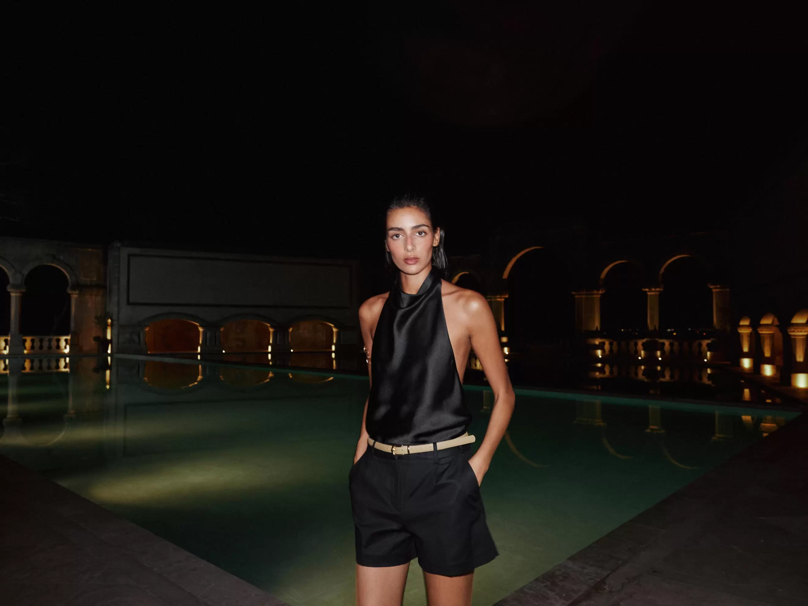 SHORT À PINCES ET CEINTURE