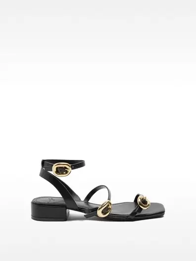 Sandales avec brides et boucles.
