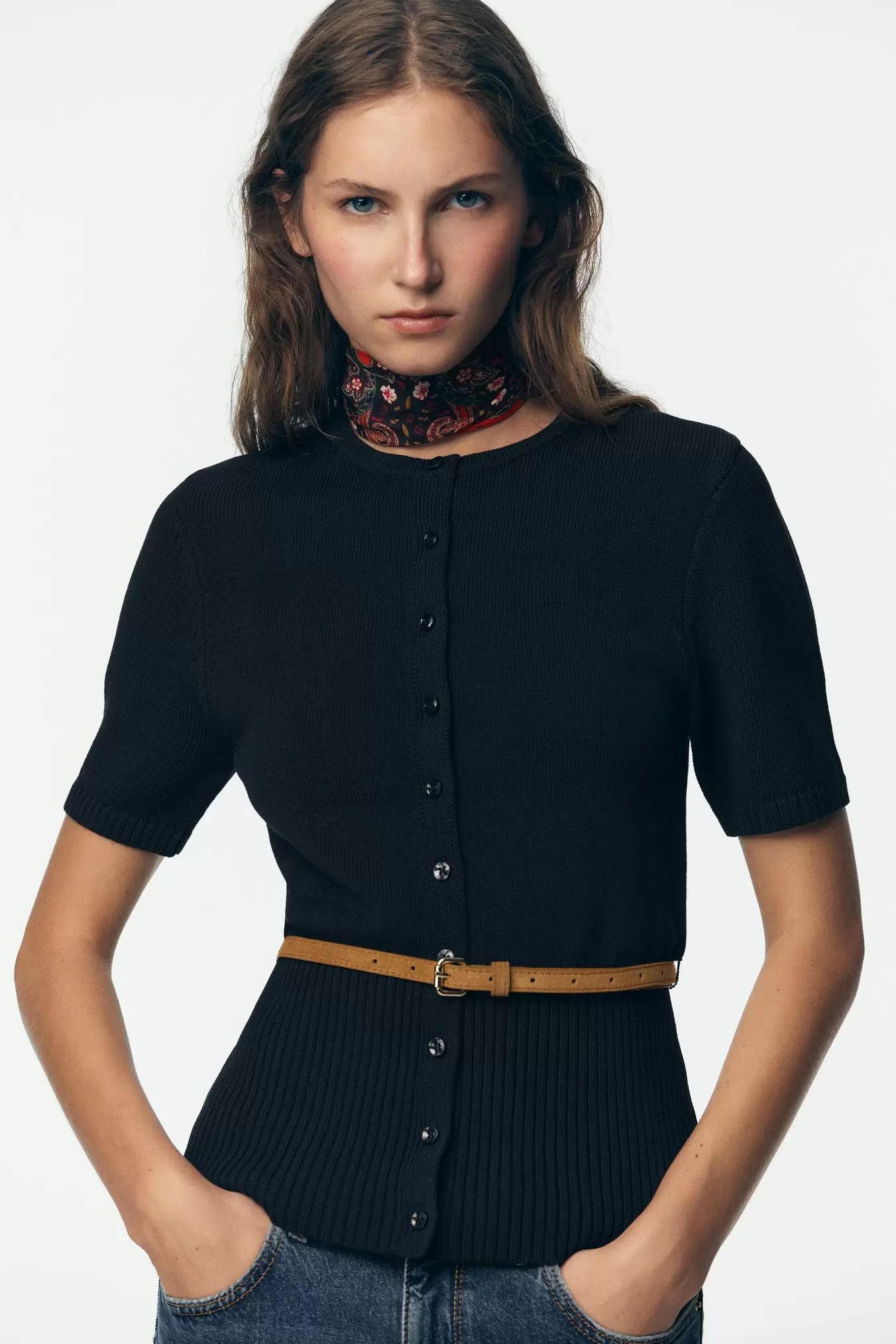GILET EN MAILLE MANCHES COURTES CEINTURE