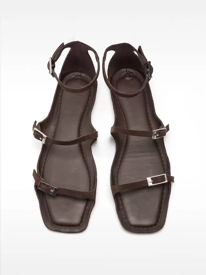 Sandales en cuir plates à boucles