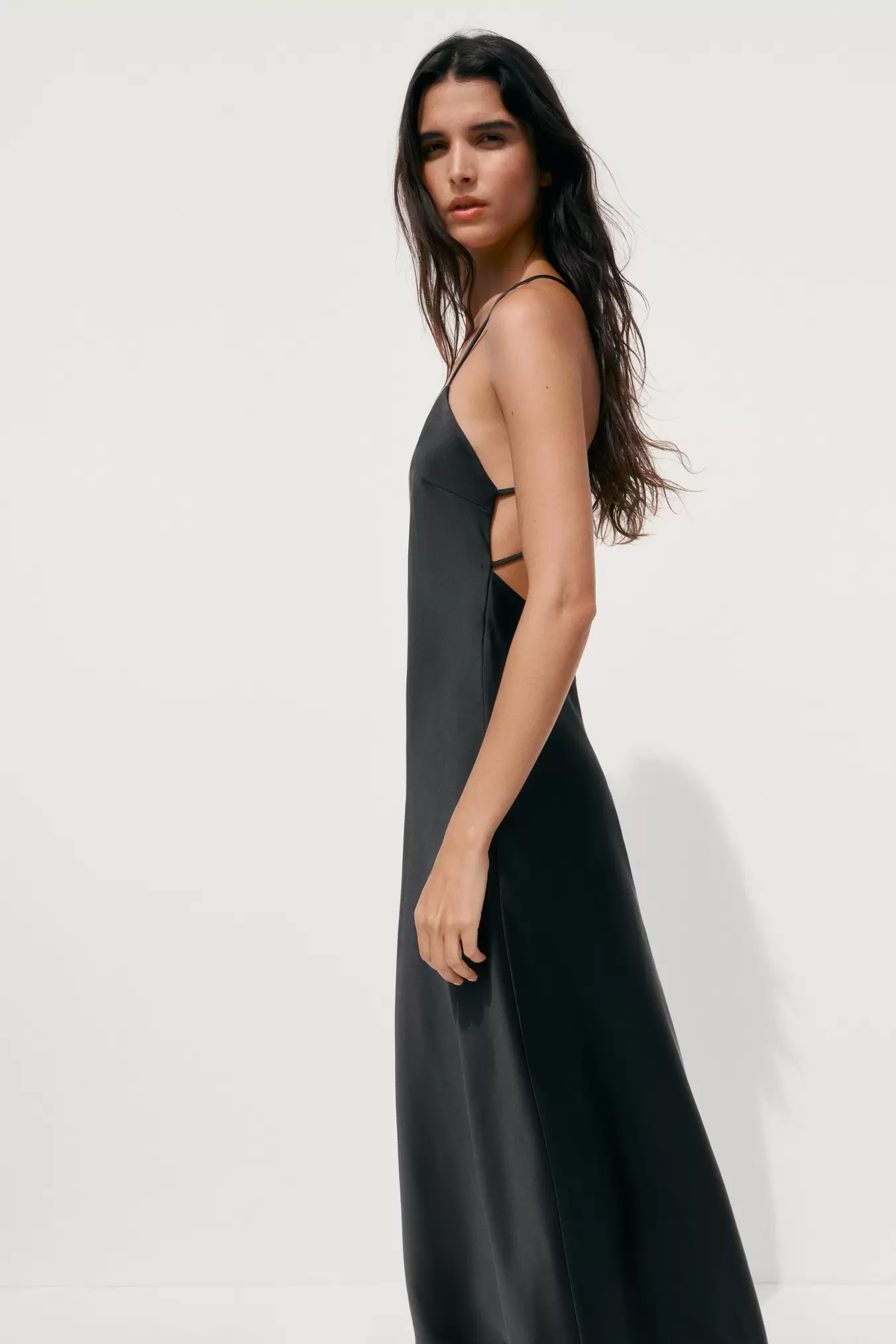ROBE MI-LONGUE SATINÉE BRIDES DOS