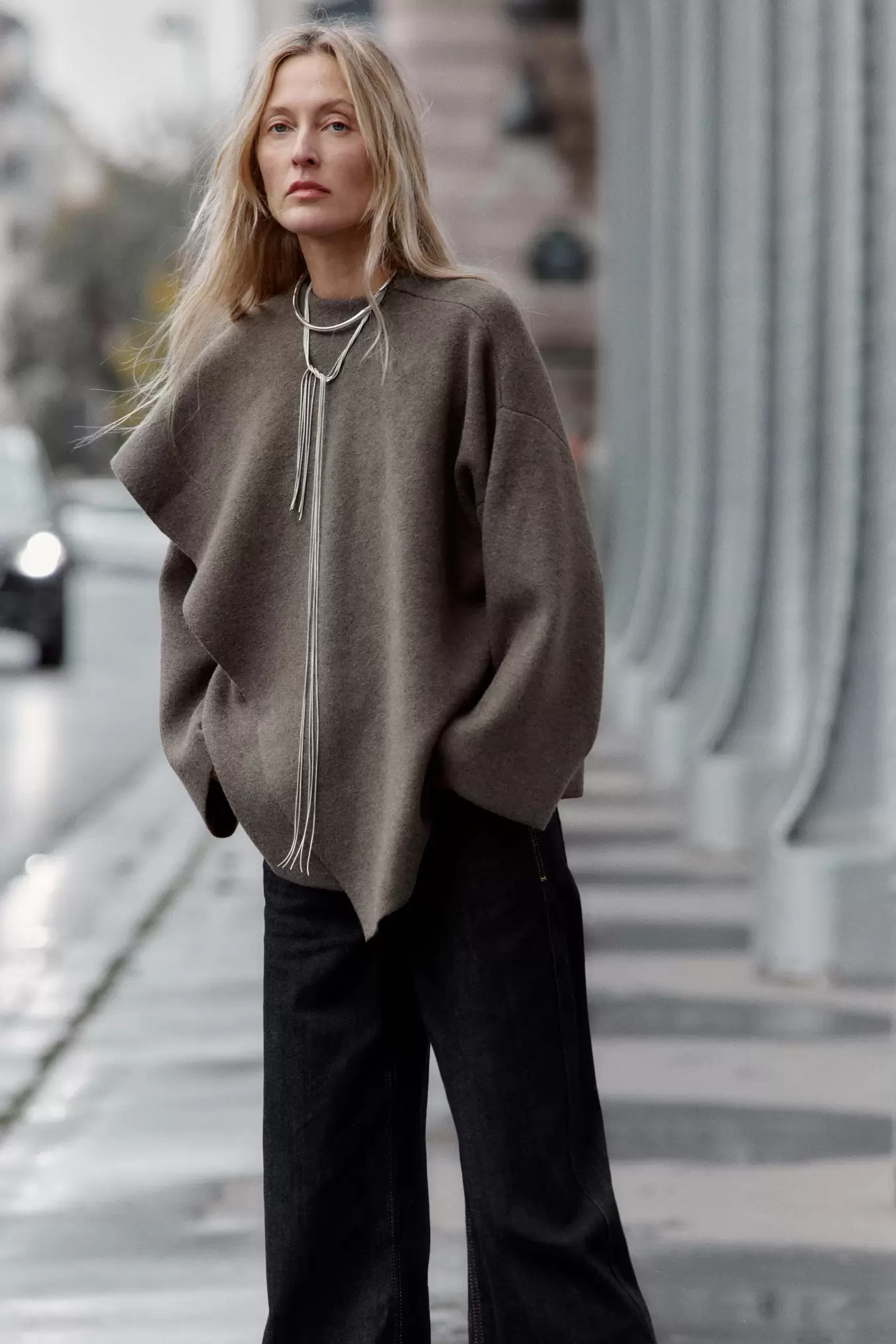 MANTEAU COURT EN MAILLE AVEC ÉCHARPE