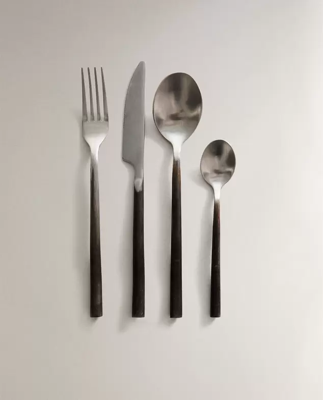 ENSEMBLE DE 4 COUVERTS À FINITION VIEILLIE