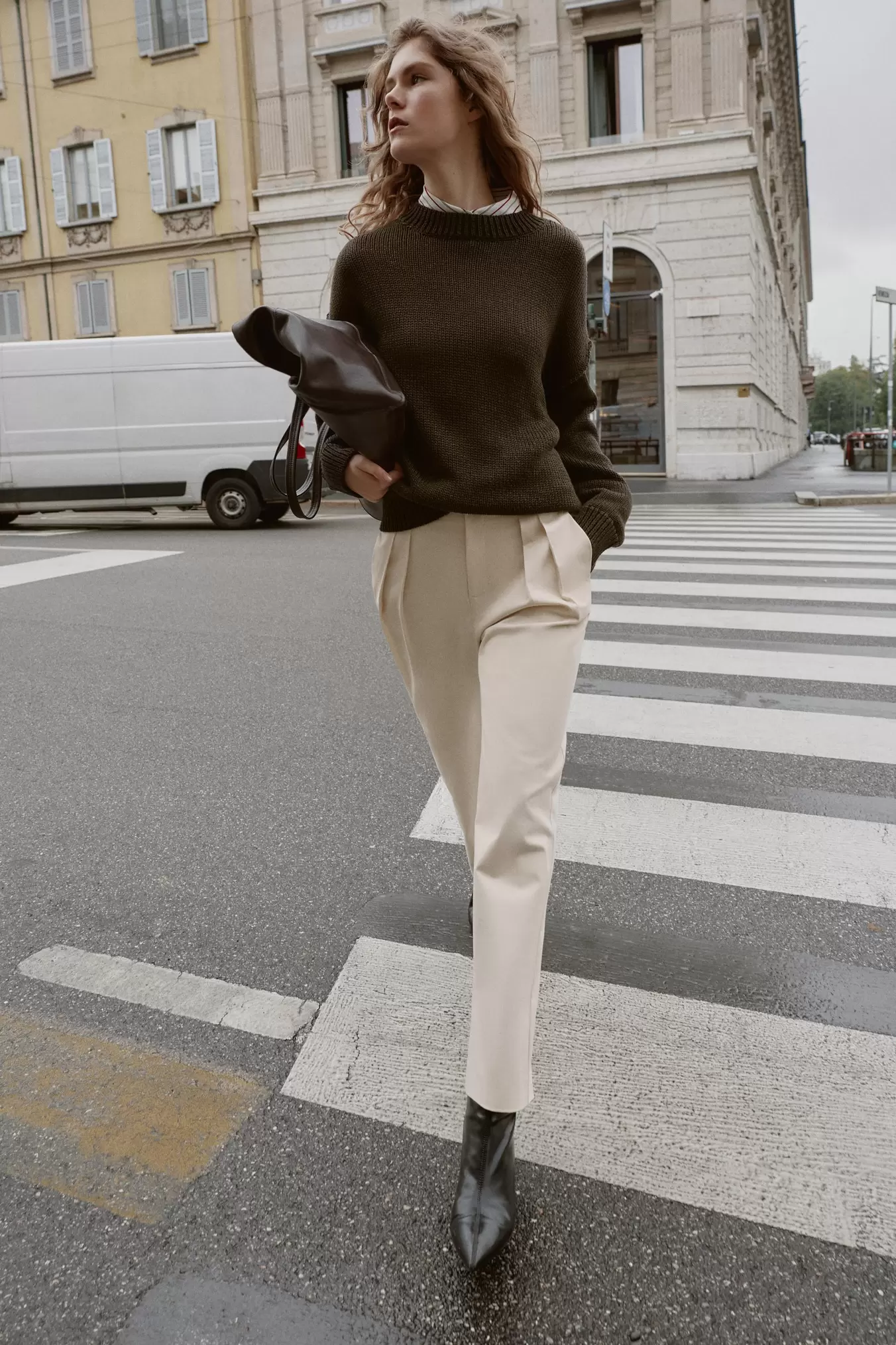 PANTALON CAROTTE À BOUTONS À LA TAILLE