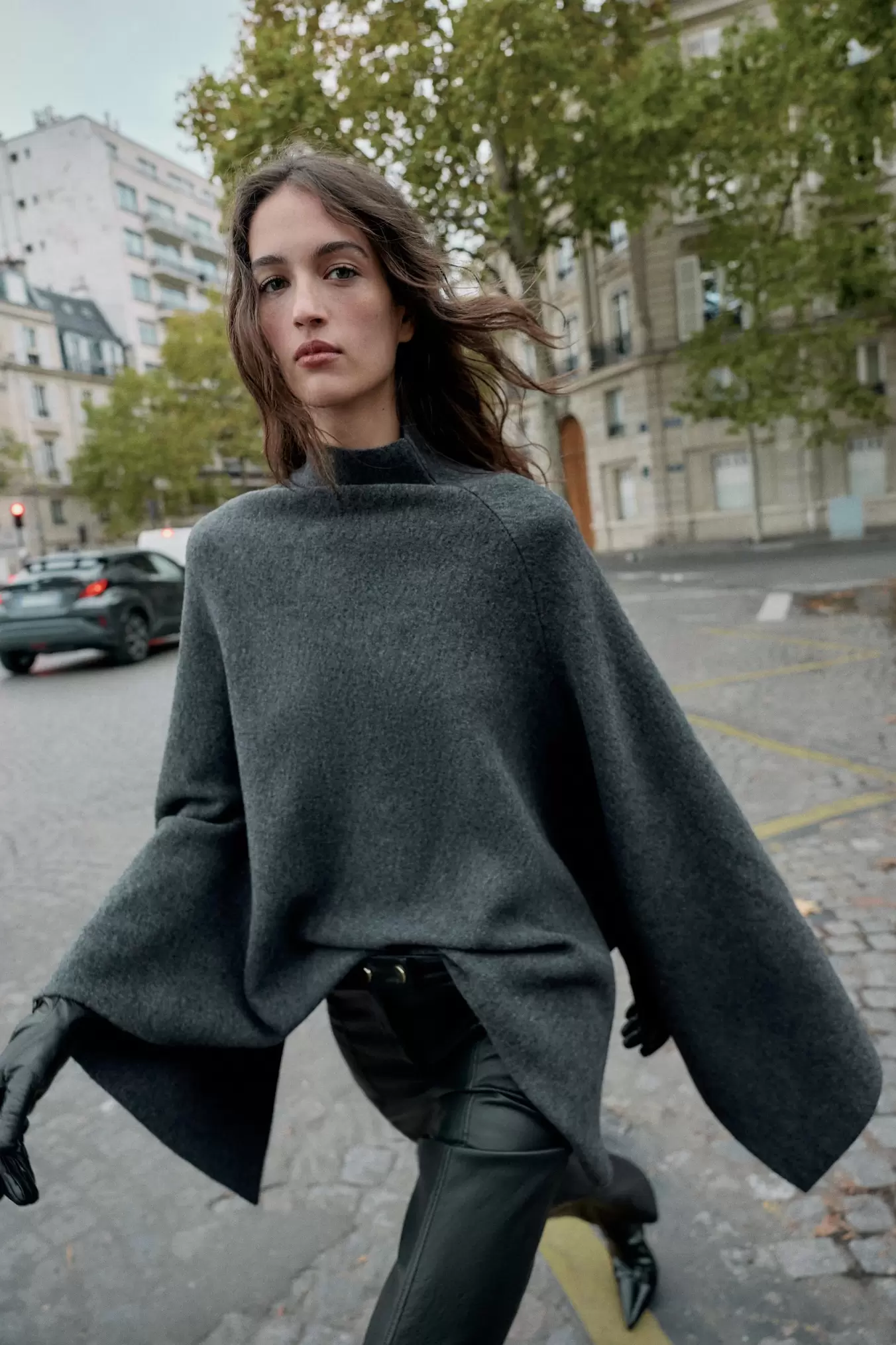 CAPE EN MAILLE À COL MONTANT