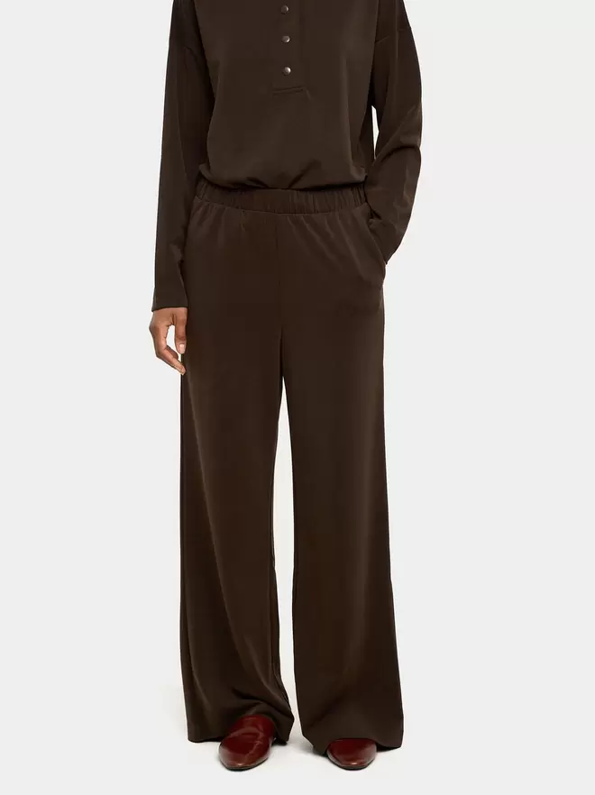 Trousers with elastic waist soft touch
