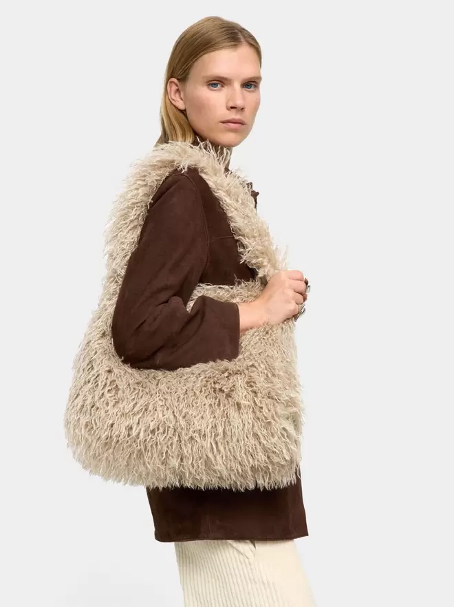 Sac d’épaule effet poil