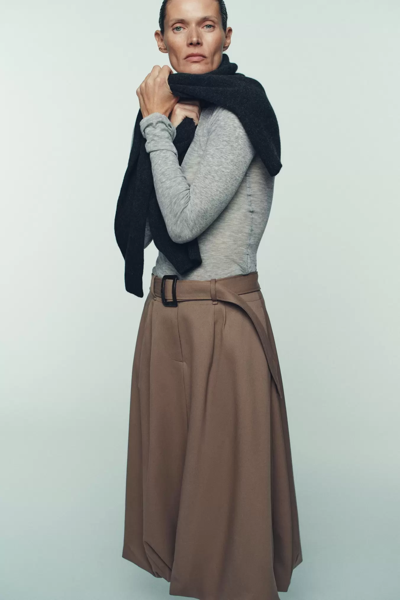 JUPE MIDI À CEINTURE ET COUPE BALLON