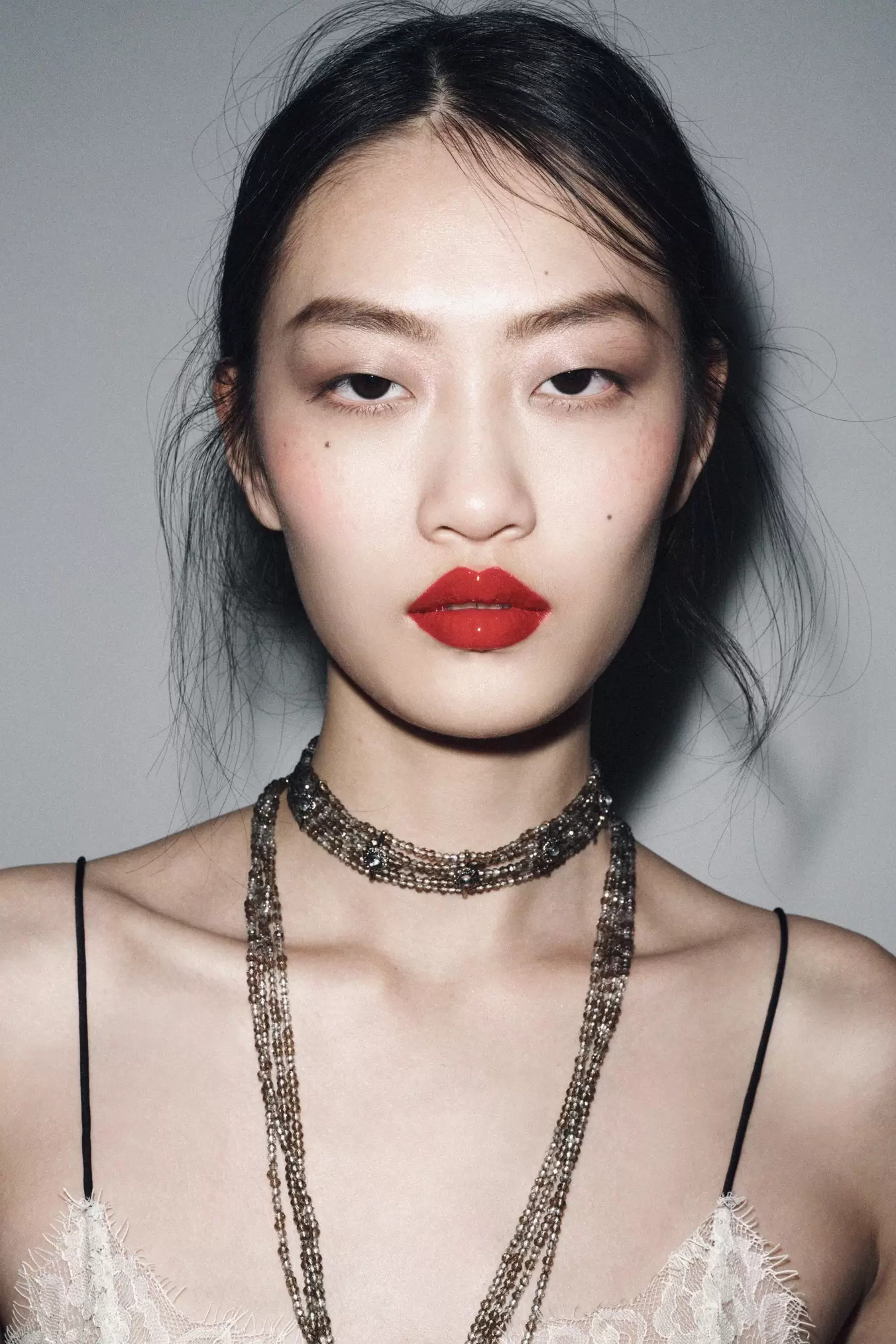 LOT DE 2 COLLIERS RAS DU COU AVEC BIJOUX ET FANTAISIE