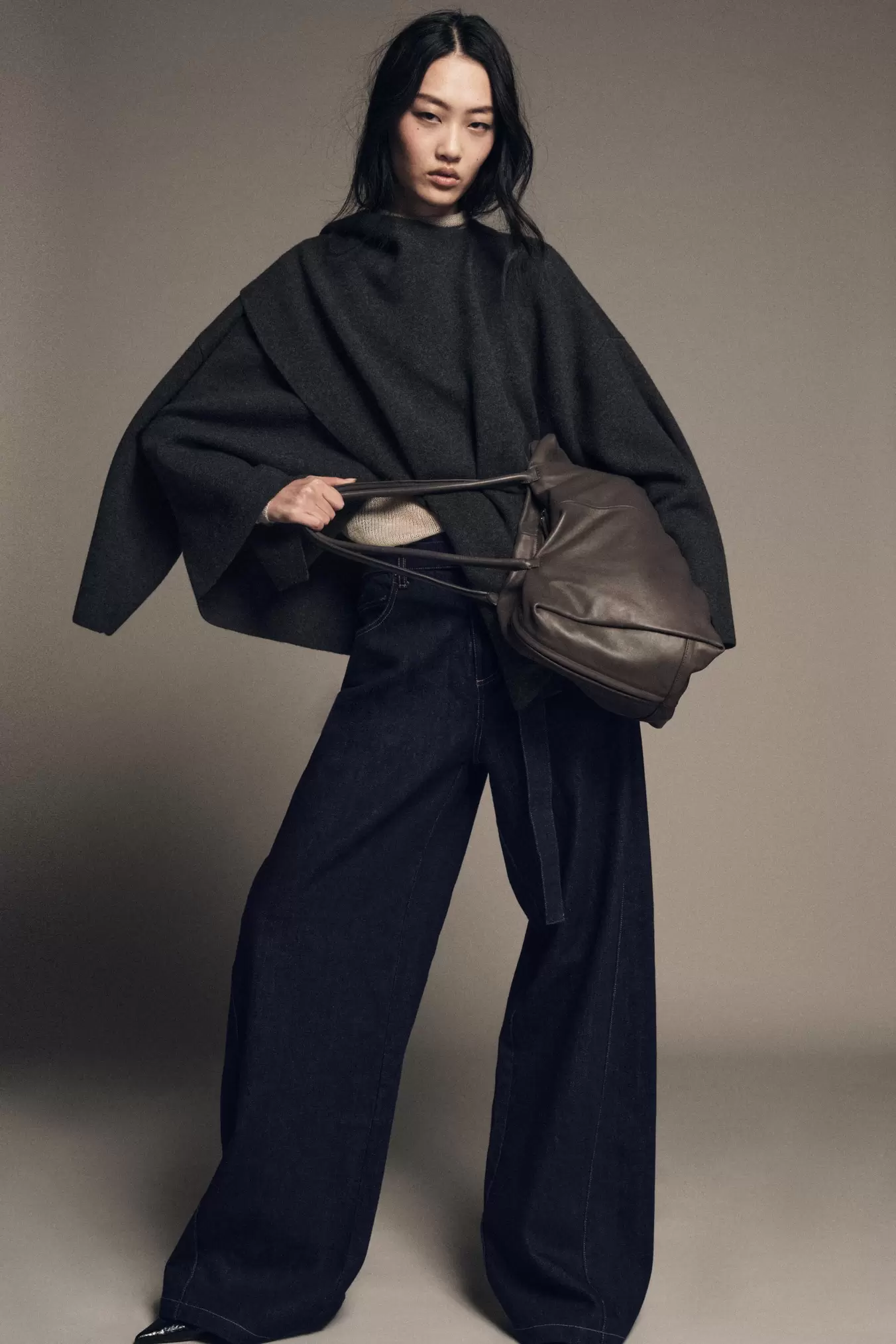 CAPE EN MAILLE AVEC ÉCHARPE