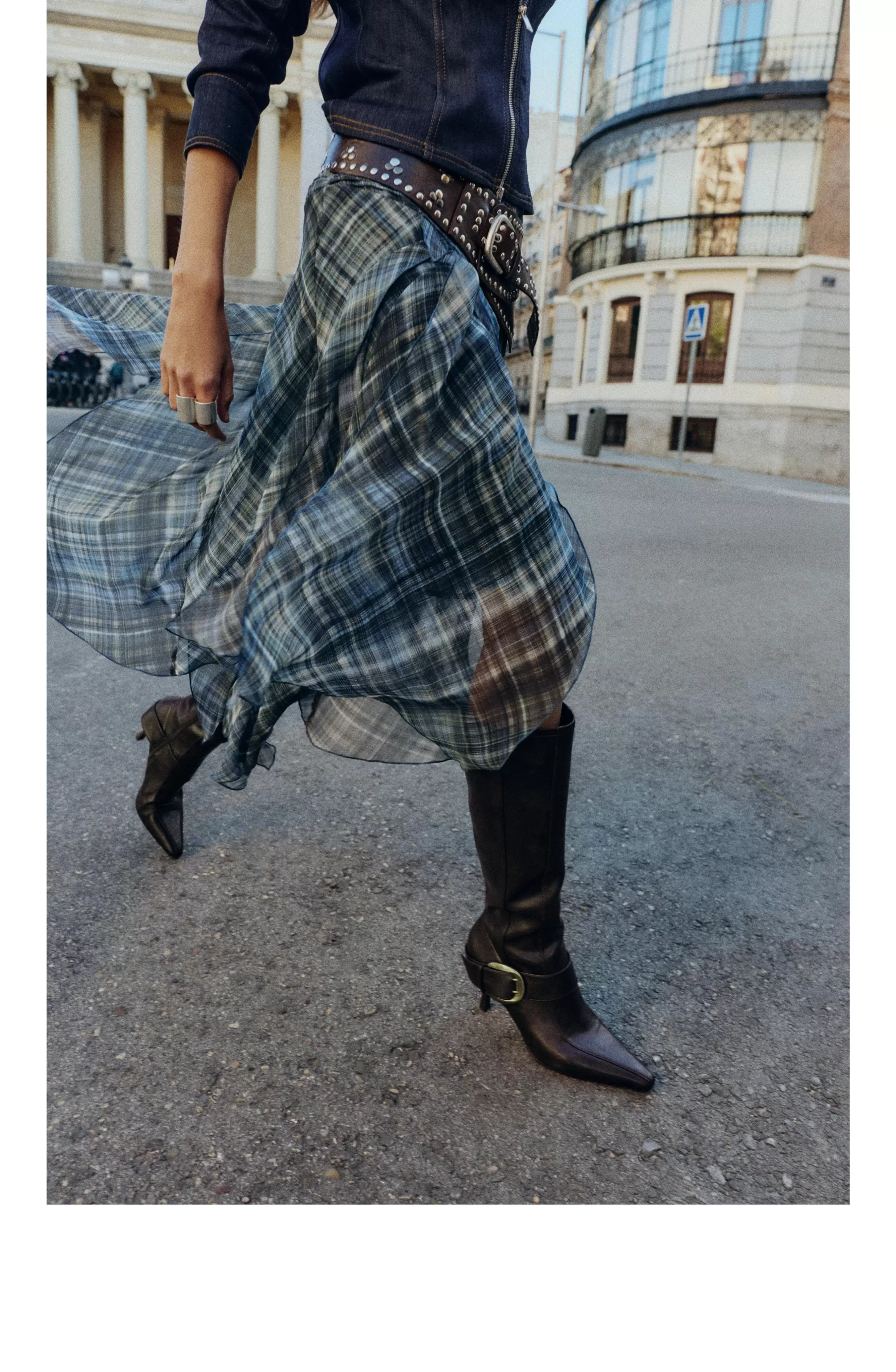 BOTTES CUISSARDES À TALONS ET BOUCLE MÉTALLIQUE