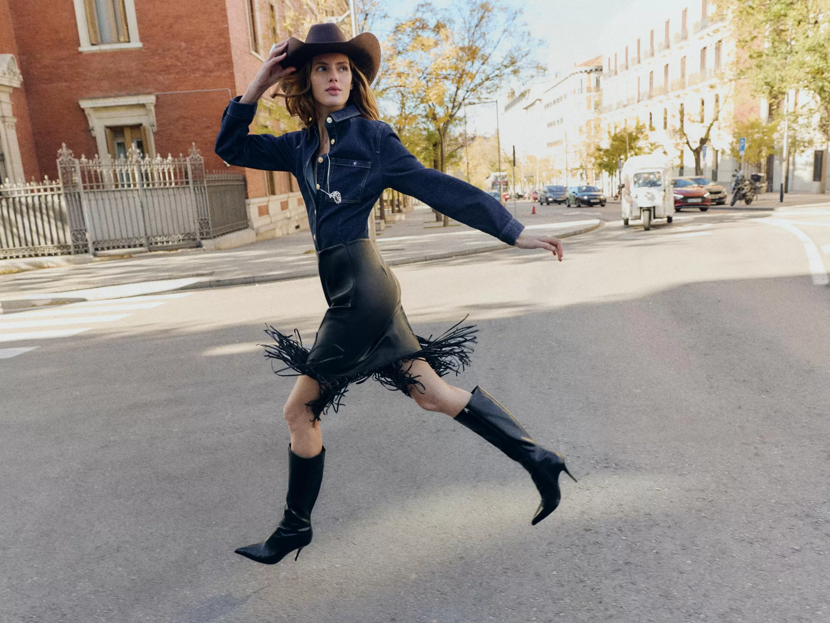 JUPE MI-LONGUE À FRANGES MATIÈRE SYNTHÉTIQUE