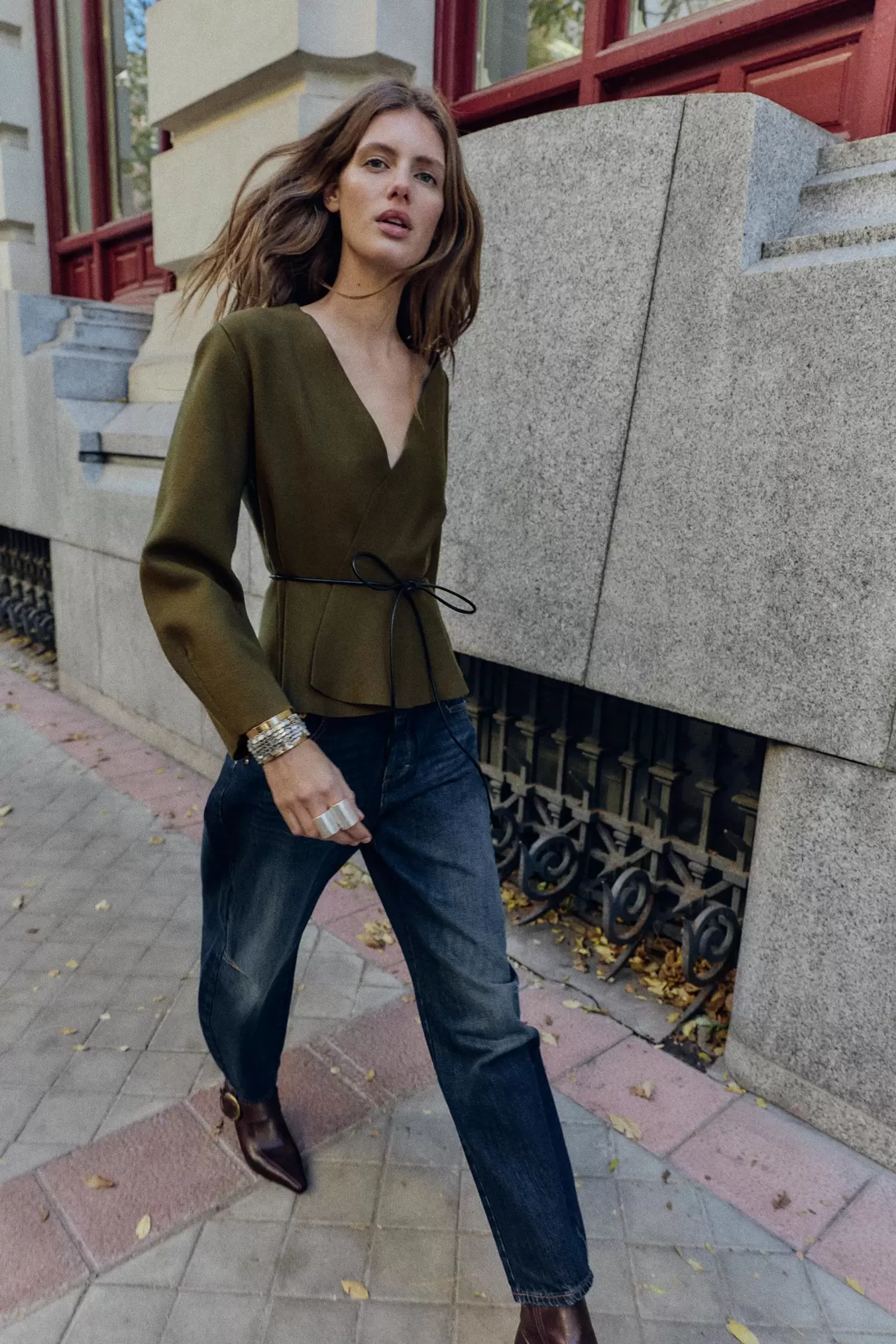 GILET EN MAILLE AVEC CEINTURE