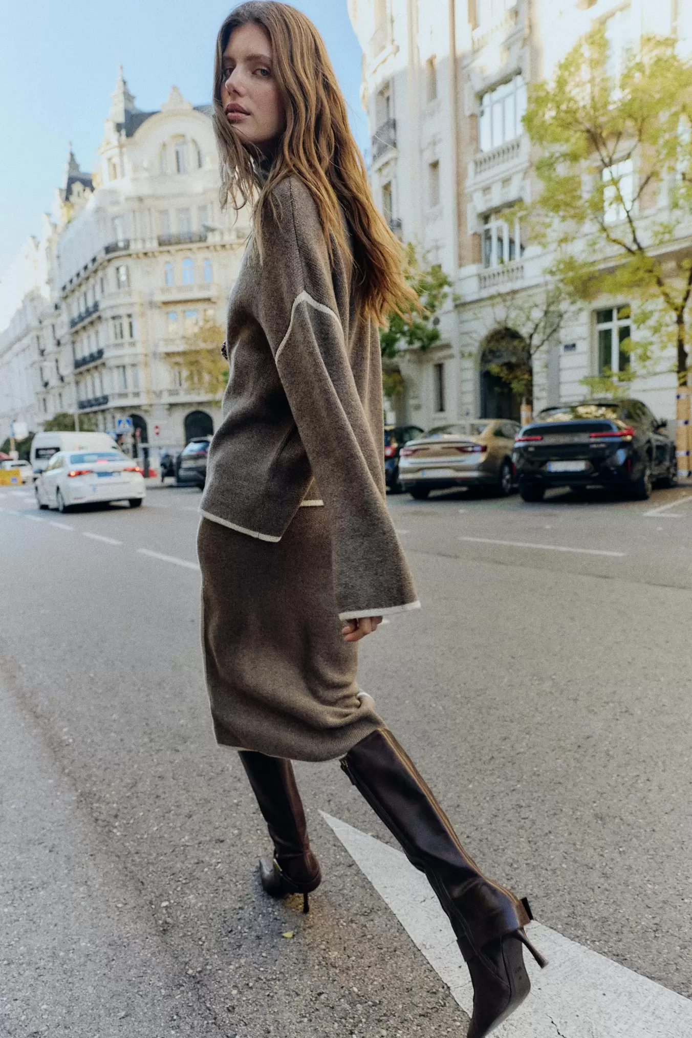 PULL EN MAILLE AVEC LISERÉS EN CONTRASTE