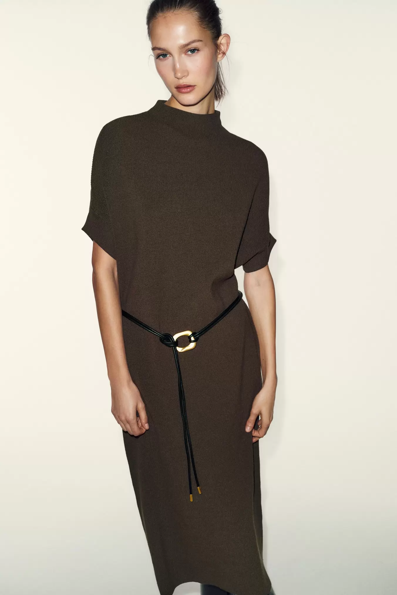 ROBE EN MAILLE AVEC CEINTURE