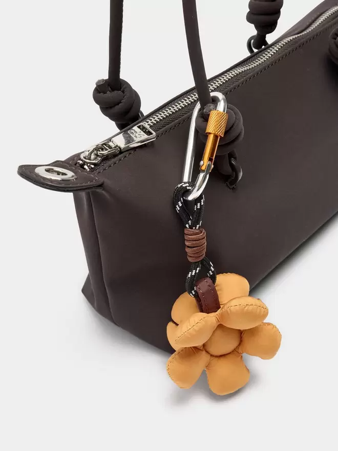 Sac cabas texture douce avec pendentif S