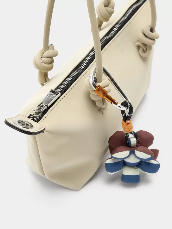 Sac cabas texture douce avec pendentif S