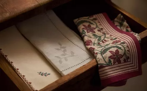 SERVIETTES DE TABLE BRODERIES FLORALES