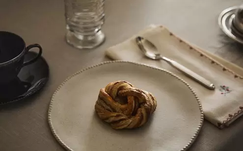 SET NAPPE ET SERVIETTE FLORALE AVEC VAISSELLE EN GRÈS EN RELIEF