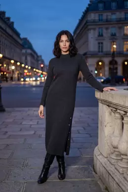 ROBE LONGUE EN MAILLE BOUTONS SUR LE CÔTÉ