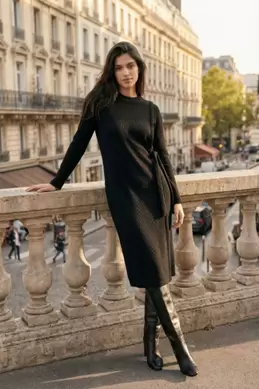 ROBE EN MAILLE CÔTELÉE AVEC LIEN LATÉRAL