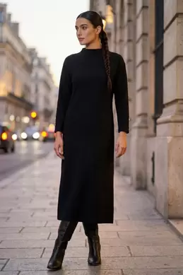 ROBE EN MAILLE À MANCHES BOUTONNÉES