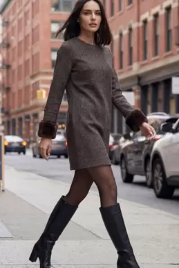 ROBE DROITE À POIGNETS FOURRURE