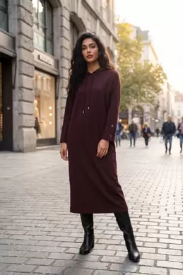 ROBE LONGUE EN MAILLE À CAPUCHE