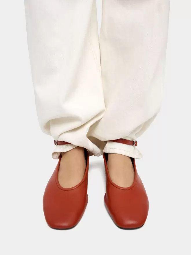 Ballerines en cuir avec bride et boucle