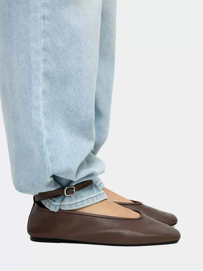 Ballerines en cuir avec bride et boucle