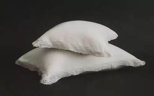 HOUSSE DE COUSSIN COTON VOLANT BRODÉ