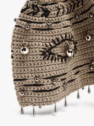 Bonnet en maille avec broderies et grelots