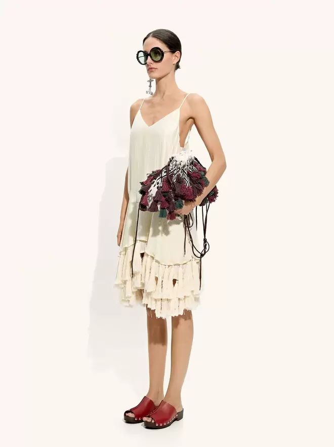 Robe fluide à bretelles avec pompons