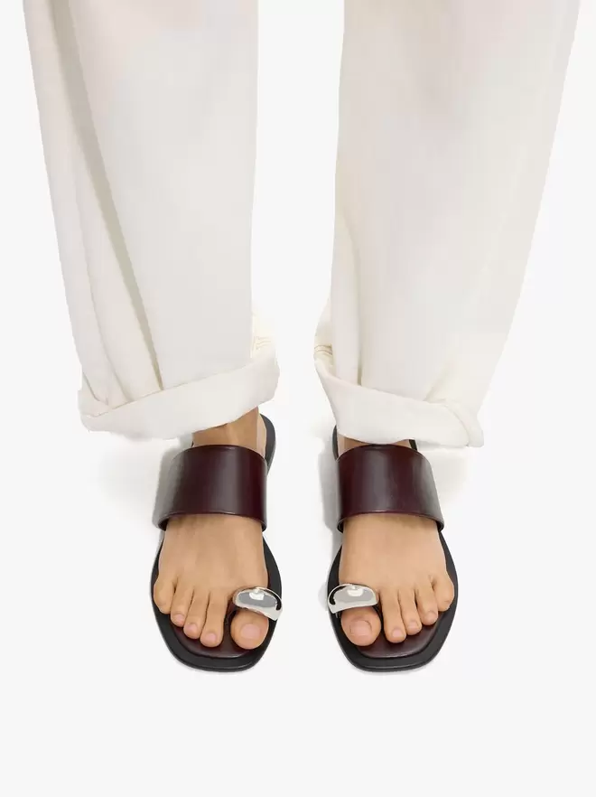 Sandales en cuir avec détail métallique