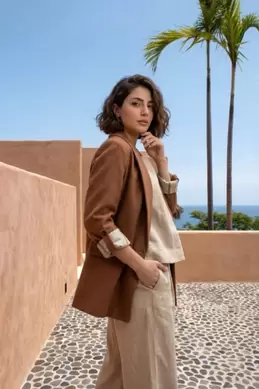 VESTE À MANCHES RETROUSSÉES AVEC RAYURES