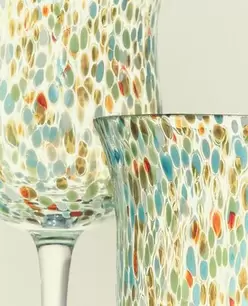 VERRE À VIN ET VERRE MULTICOLORE