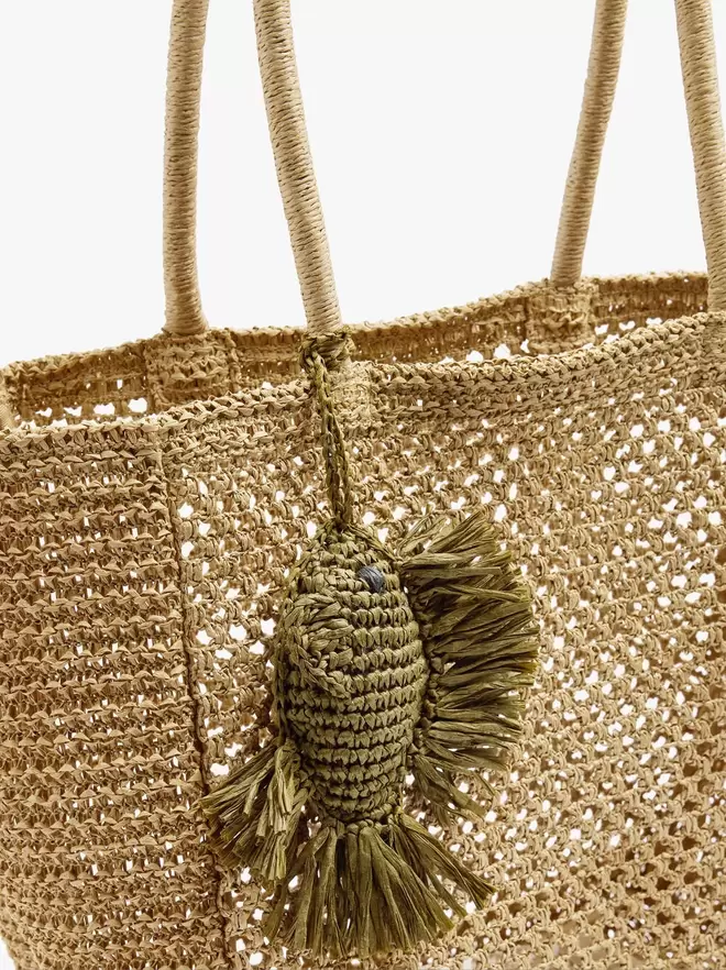 Sac shopper effet paille avec pendentif