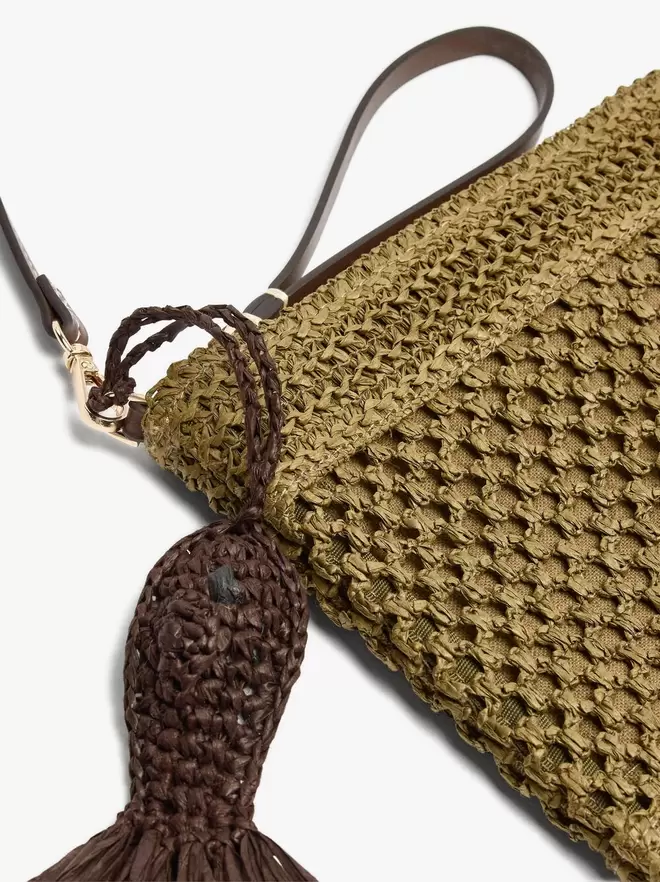Sac enveloppe effet paille avec pendentif
