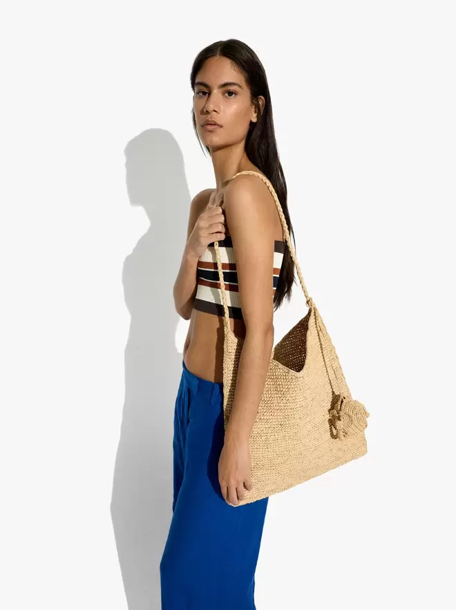 Sac à épaule de raphia avec pendentif éléphant