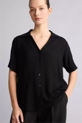 Chemise en viscose froissée à col bateau et manches courtes Coupe régulière