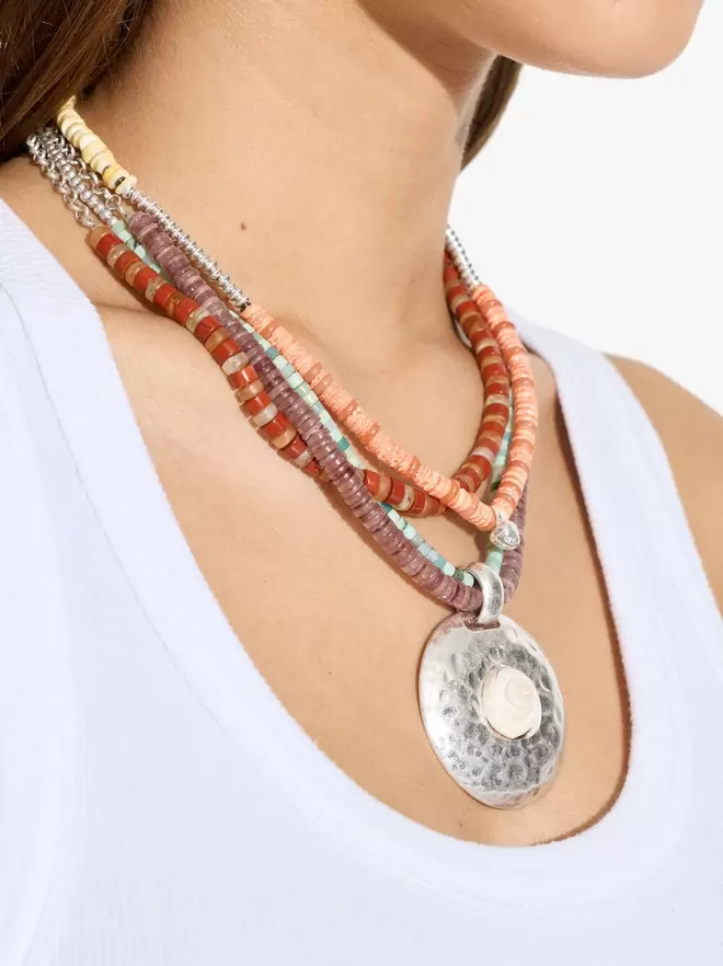 Collier multiple perles de pierre et pendentif avec coquillage