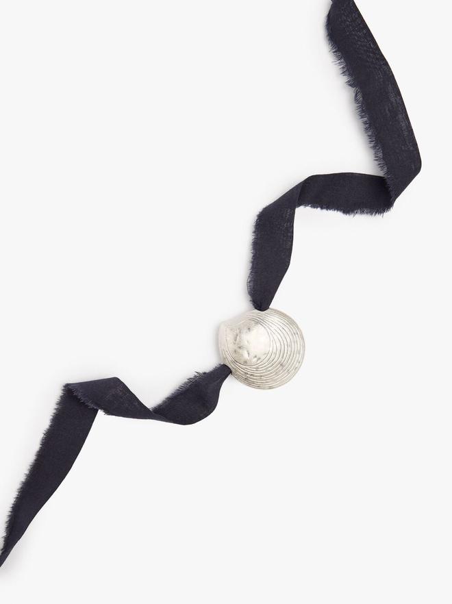 Collier en tissu avec coquillage