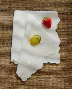 SERVIETTE DE TABLE, SALIÈRE ET POIVRIÈRE