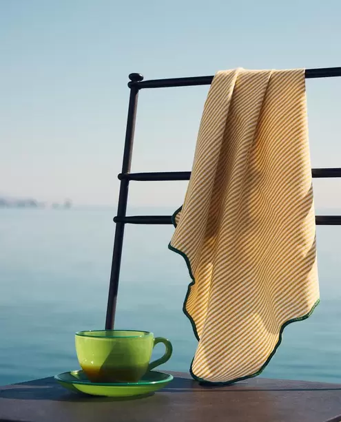 TASSE À CAFÉ, CHAISE EN FER FORGÉ ET SERVIETTE DE TABLE