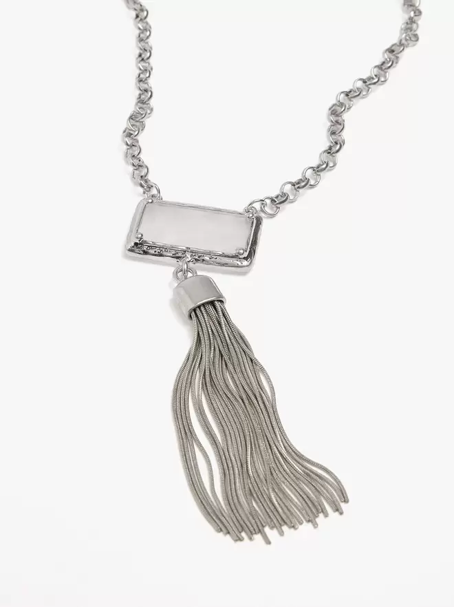 Collier long de maillons avec pierre et pompon