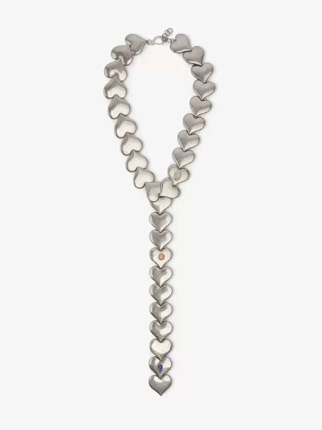 Collier cravate avec cœurs et pierres