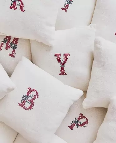 COUSSINS EN LIN BRODERIE ALPHABET