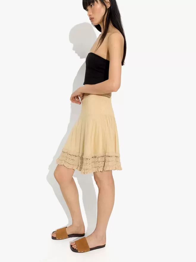 Sandales plates avec large bride en cuir