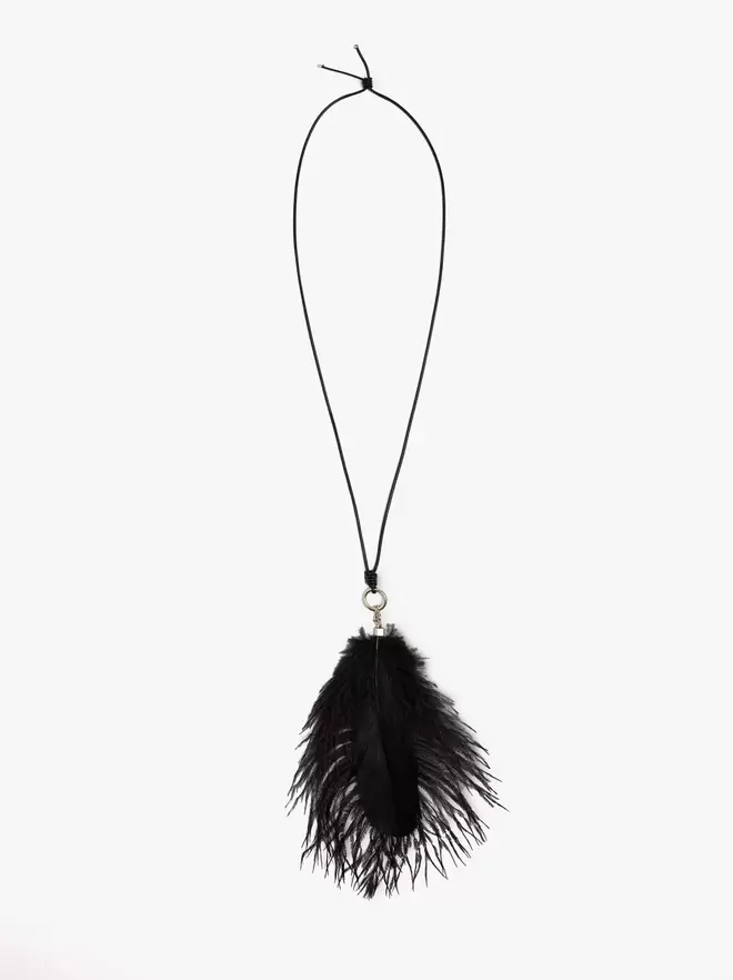 Collier avec pendentif de plume
