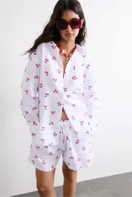Chemise oversize écrue 100% coton en mousseline à manches longues avec imprimé cerise